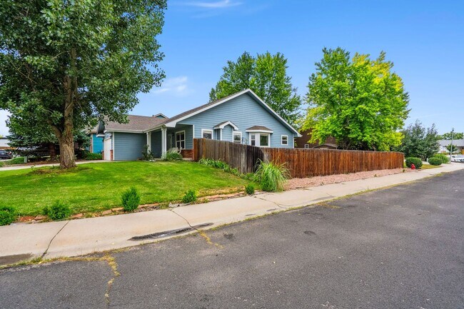 Building Photo - Stylish living in this modern 3 bed 2 bath...