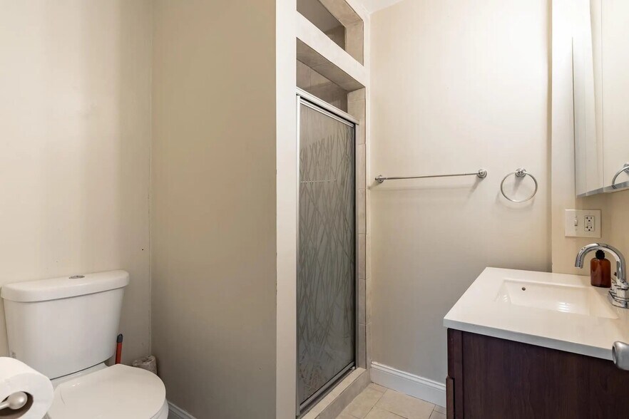 Building Photo - 21 Rossmore St