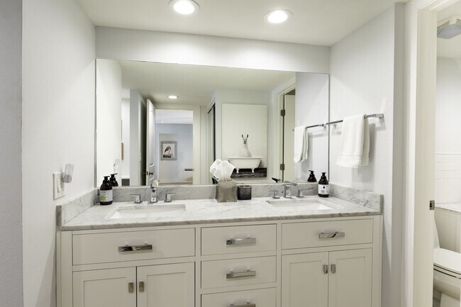 Building Photo - Serene Oasis Condo in Palm Springs
