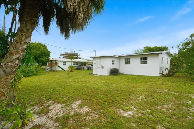 Building Photo - 1731 NW 26th Ave