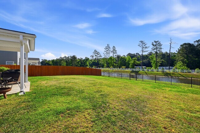 Building Photo - This beautiful - like new, energy efficient home in Grayson Park!