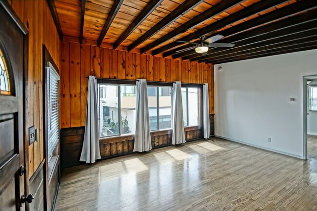 Building Photo - 1 HOUSE FROM BEACH! CHARMING, DETACHED UNIT W/ OCEAN VIEWS & 1-CAR GARAGE IN WALKSTREET TRIPLEX!