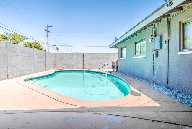 Building Photo - Beautifully remodeled corner 4/2 with pool...