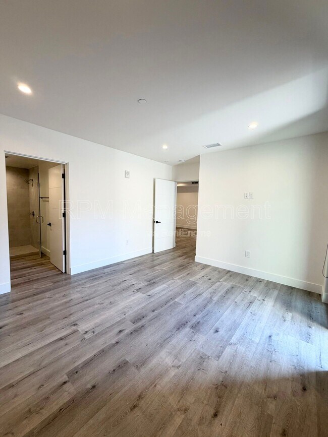 Building Photo - 5923 Laurel Canyon Blvd