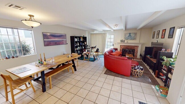 Building Photo - Spacious 4 Bedroom 3.5 Bathroom Coronado H...