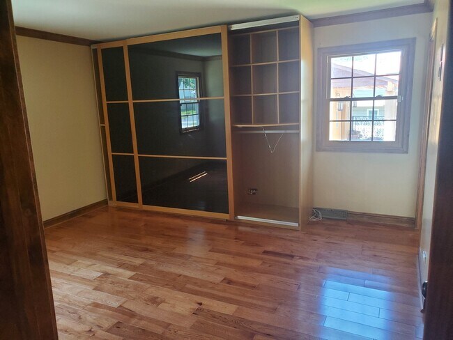 Building Photo - 427 Justine Ave