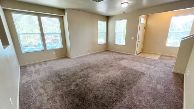 Building Photo - Coming Soon! 3 Bed/2.5 Bath in South Jordan