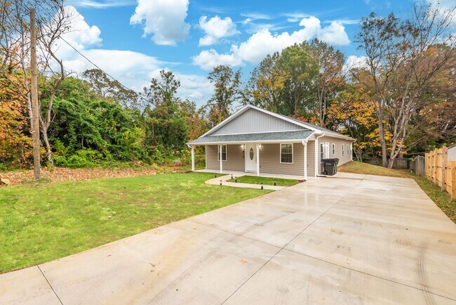 Building Photo - $500 OFF Special - 4Bd/ 2Bath Ranch Style home mins from Downtown Burlington
