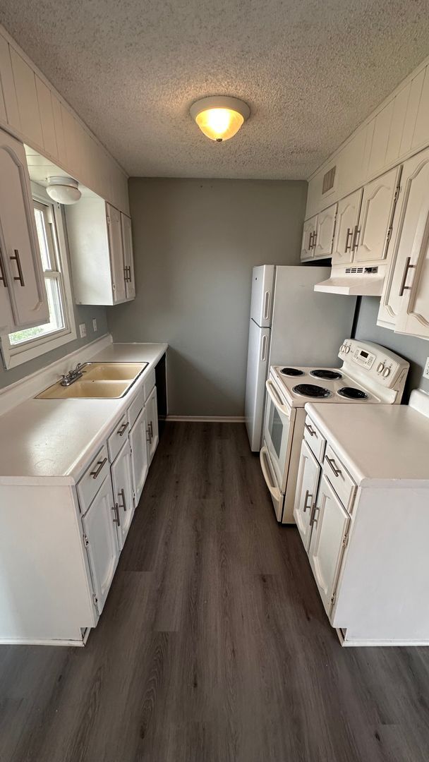 Building Photo - $775 - 2 bed 1 bath - Second floor Apartme...