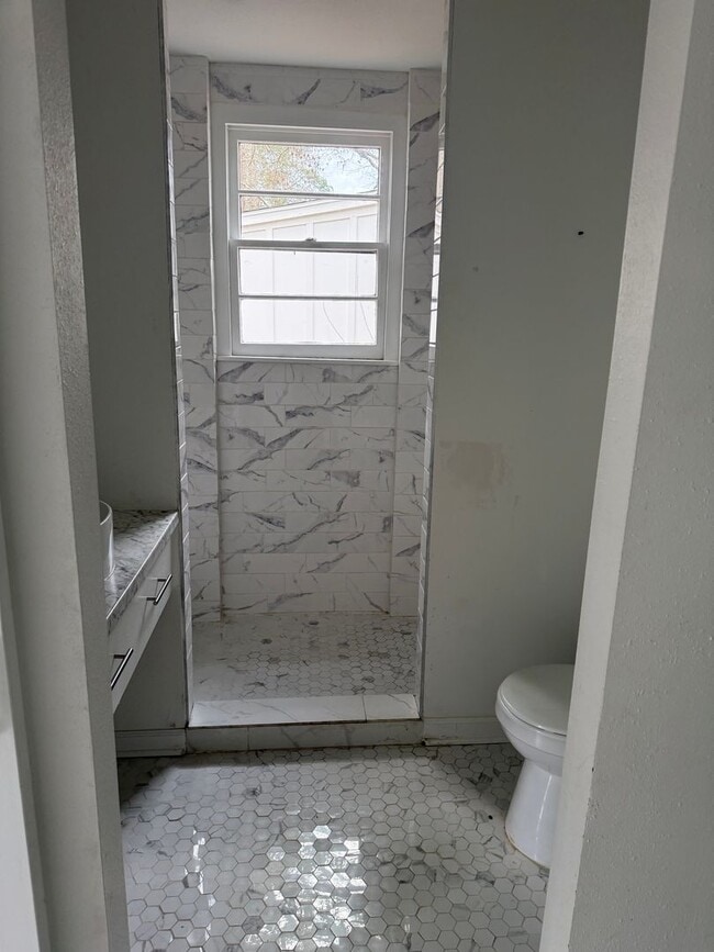 Building Photo - 128 Country Club Cir