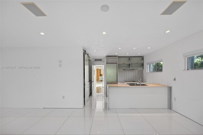 Building Photo - 1000 N Shore Dr