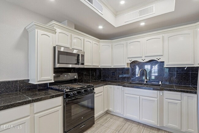 Building Photo - 825 Dulce Tierra Dr