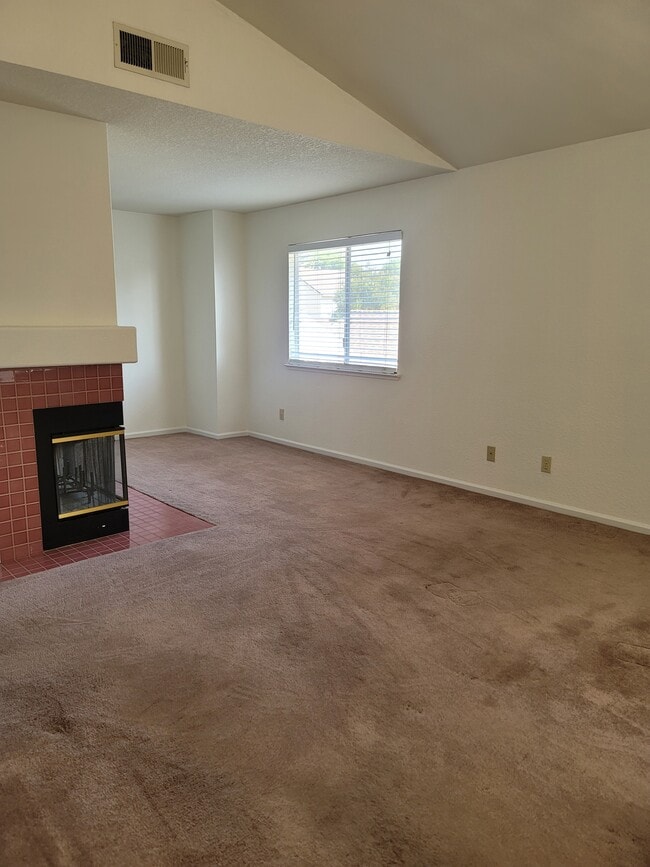 Building Photo - 1709 Evergreen Dr