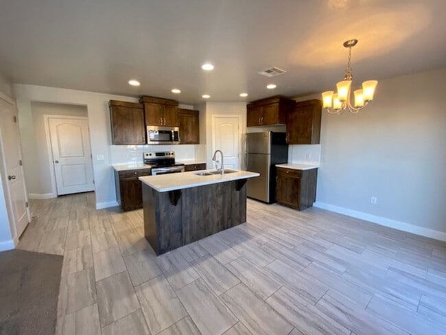 Building Photo - SPACIOUS TOWNHOME FOR RENT!