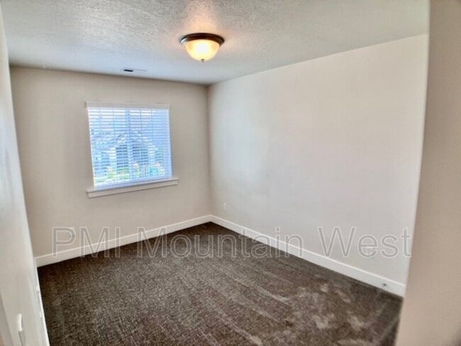 Building Photo - 269 E Ellen Ln