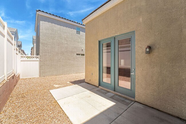 Building Photo - 3 Bedroom, 2 bathroom, 2 Car Garage Home i...