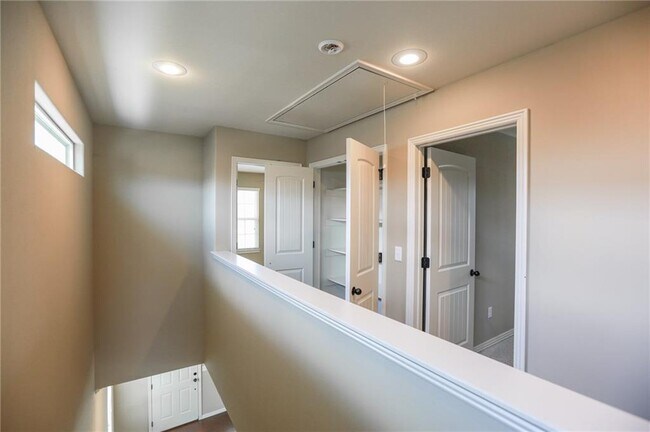 Building Photo - 626 N Tennyson Ln
