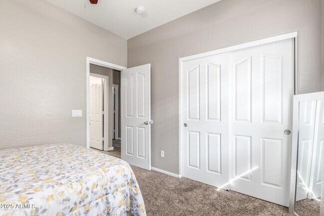 Building Photo - 12910 W Glenrosa Dr