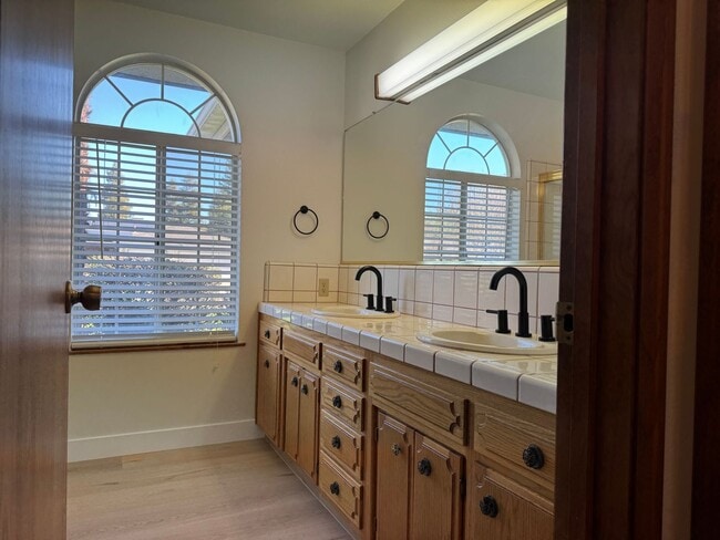 Building Photo - 6517 N San Pedro Ave