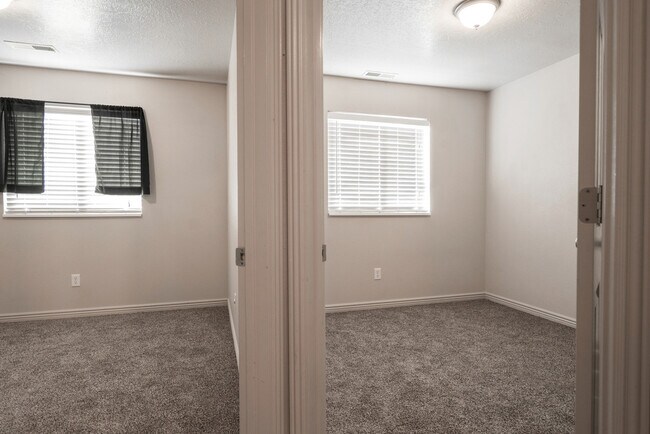 Building Photo - 3155 S Hidden Valley Dr