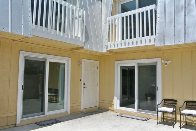 Building Photo - 141 E Riverside Dr