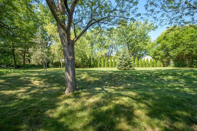Building Photo - Beautiful 2Bed 1Bath Bloomington Twin Home...