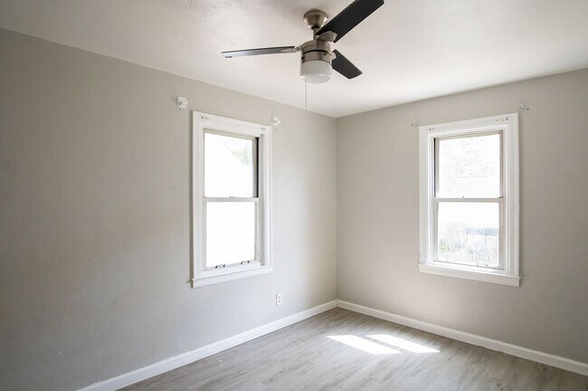 Building Photo - 331 Sandhurst Dr