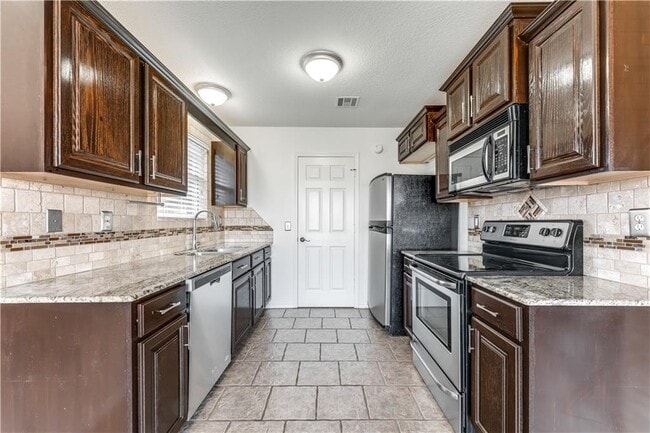 Building Photo - 804 Tyler St