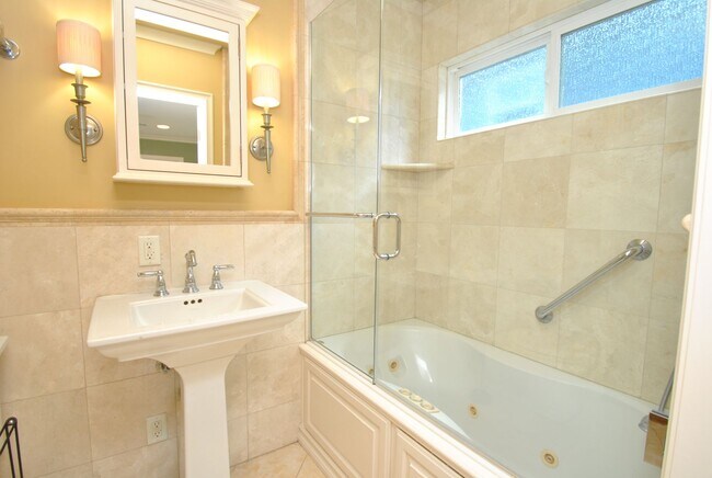 Building Photo - Stunning Colonial Revival in Bixby Knolls