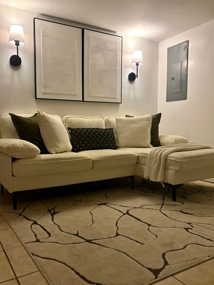 Building Photo - 256 Aqueduct Rd