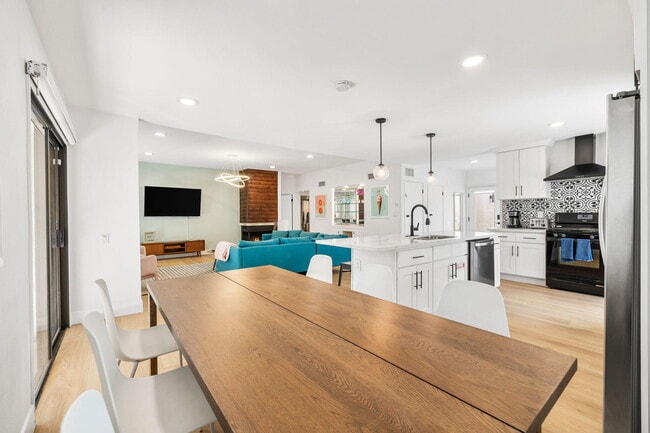 Building Photo - 1433 E Caleta Way