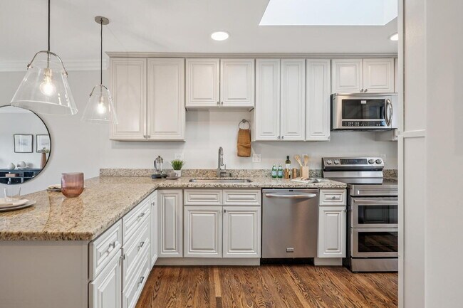Building Photo - Beautiful 3 Bedroom 2 Bathroom Single Fami...