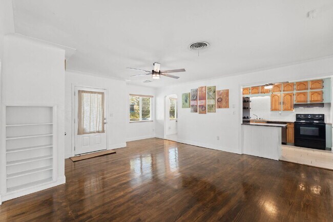 Building Photo - "Charming 3-Bed, 2-Bath Oasis in the Heart...