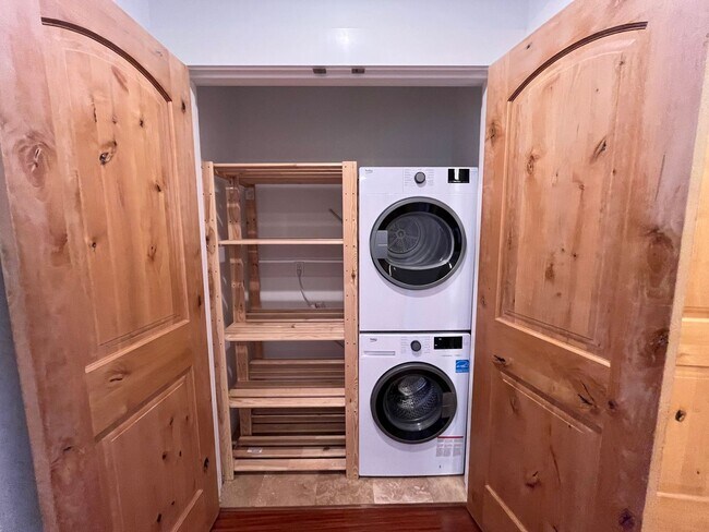 Building Photo - 2 Bed + 2 Bath Condo in the Belmont District Portland ~ Secured Garage Parking, Washer & Dryer in...
