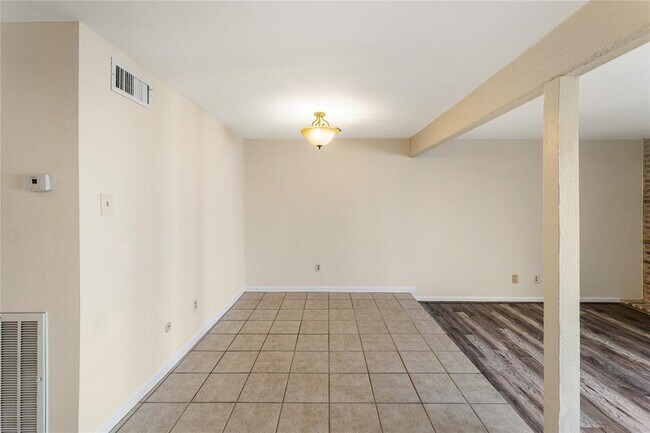 Building Photo - 11614 Village Pl Dr