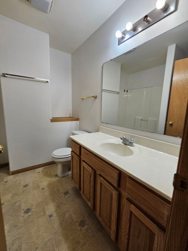 Building Photo - 2 Bedroom 1.5 bath condo with attached gar...