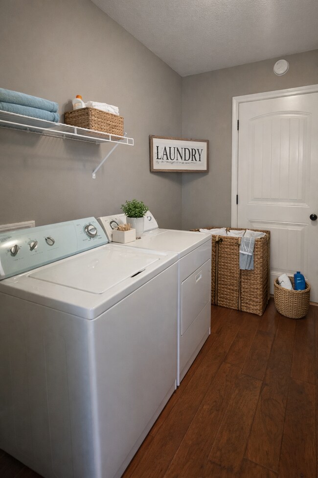 Building Photo - $1500 3 Bedroom 2 Bath Modern Brick Home!