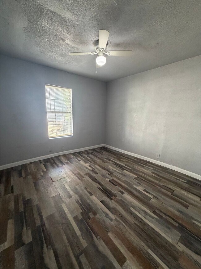Building Photo - 3 Bedroom, 1 Bathroom Single-Family Home – Fort Worth, TX 76105