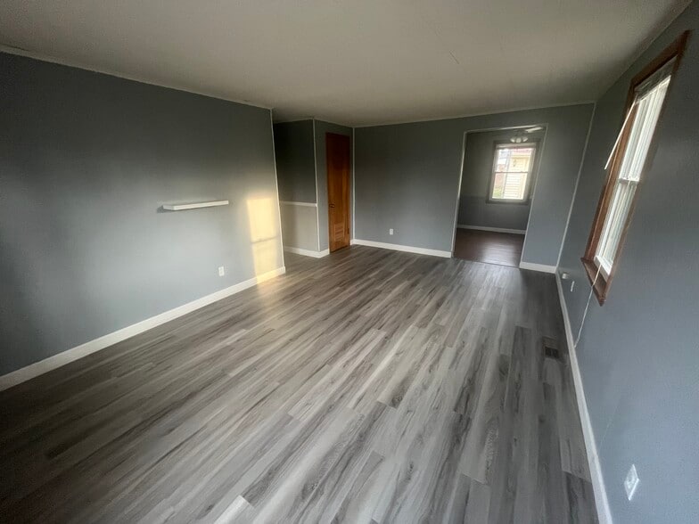 Building Photo - 150 Centervale Ave