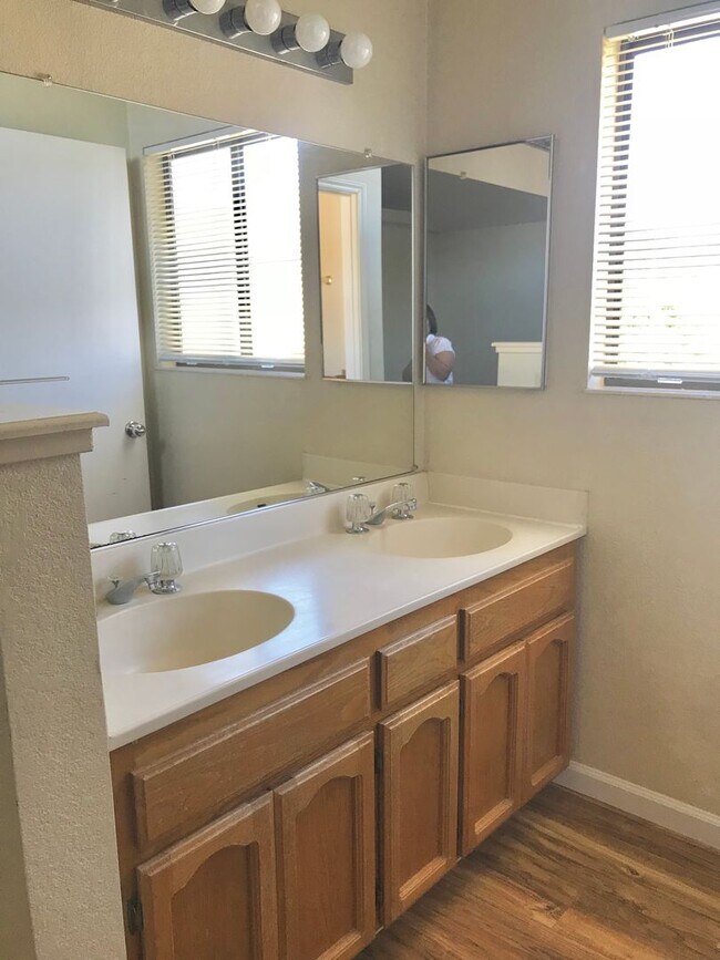 Building Photo - 3 Bedroom 2.5 Bath House in M Section of Rohnert Park - SSU Students Welcome