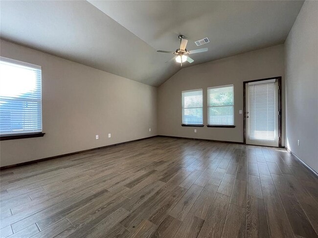Building Photo - 2033 Sara Vista Dr