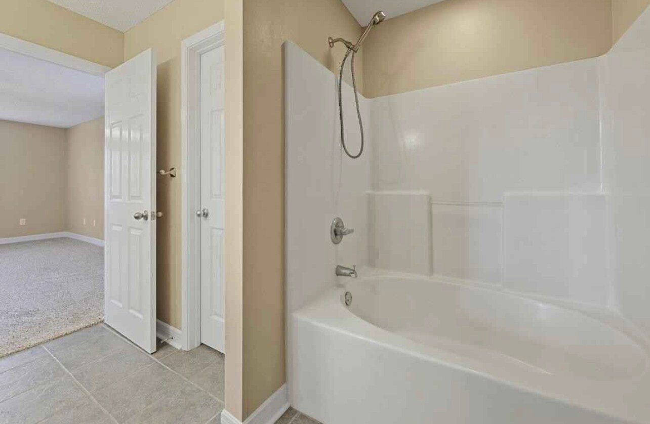 Master bath - Tub/shower combo - 14870 E Shadow Creek Dr