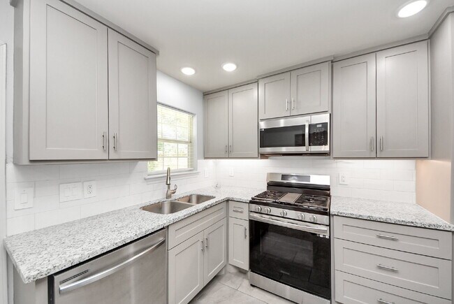 Building Photo - 5003 Enyart St