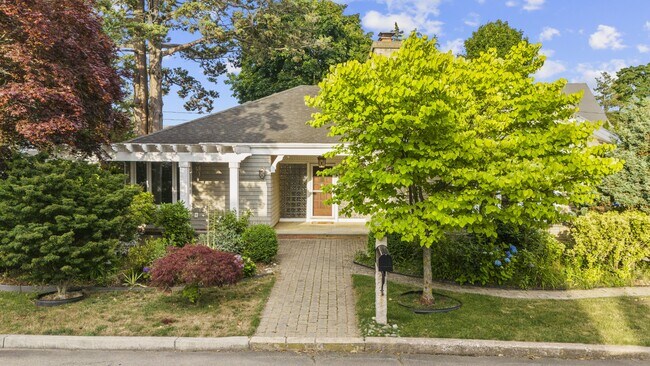 Building Photo - 25 Crescent Bluff Ave