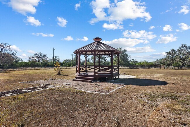 Building Photo - Hill Country Retreat