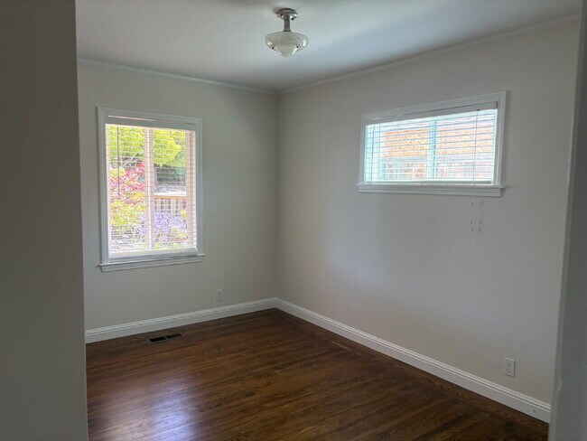 Building Photo - *Move-In Special* Charming 3 bed, 2 bath with office on San Carlos Border