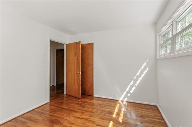 Building Photo - 2866 Highland Dr SE