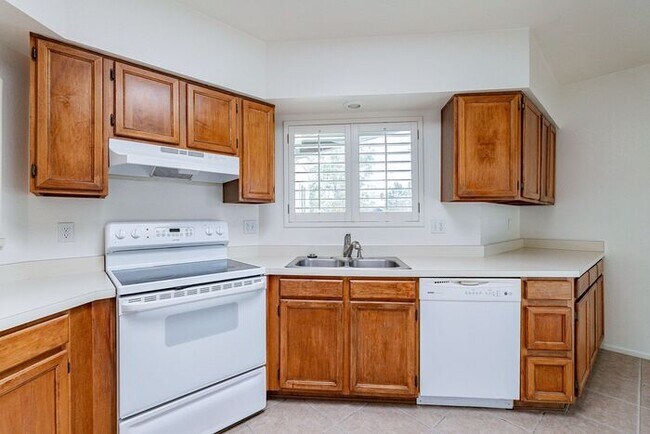 Building Photo - Pending/ Rented - Move-In Ready 2-Bed Tucs...