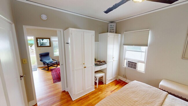 Building Photo - Furnished One Bedroom Available at Granada Court!