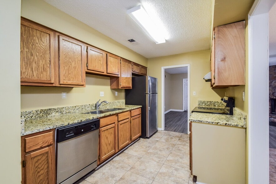 Building Photo - 2176 Woodfield Park Rd